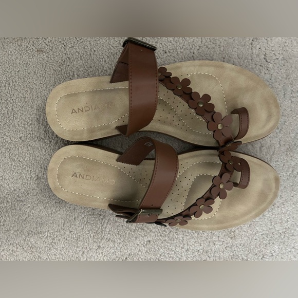 Andiamo Shoes - NEW Andiamo Women's size 9.5 Brown Floral Strap Sandals